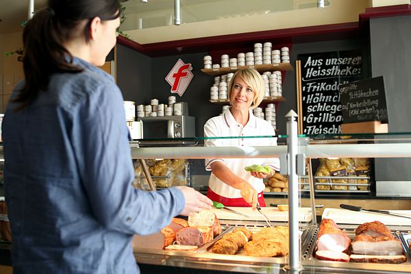 Fleischereifachverkäuferin an der Heisstheke