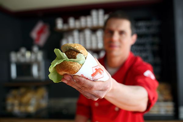 Metzger reicht Burger